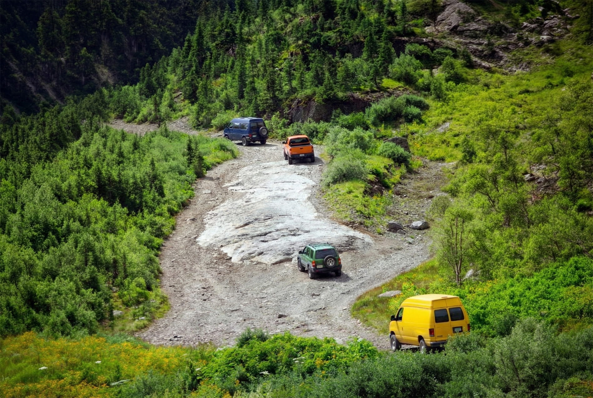 Jeep 4x4 in azione su terreno fuoristrada